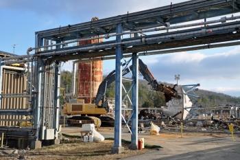 Equipment dismantles piping from the neutralization tanks.