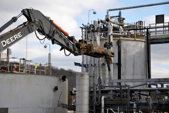 Equipment dismantles piping from the neutralization tanks.