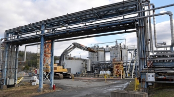 Equipment dismantles piping from the neutralization tanks.