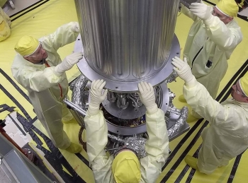 NASA and NNSA engineers lower the wall of the vacuum chamber around the KRUSTY system. The vacuum chamber is later evacuated to simulate the conditions of space when KRUSTY operates.