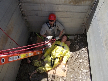 Eric Fuller of CH2M HILL BWXT West Valley takes his turn rescuing a 185-pound mannequin from the excavation pit during confined space training.