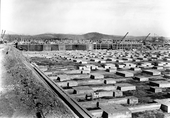 Workers lay the foundation for the K-25 Building in 1943.