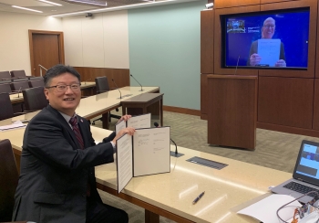 Dr. Brent Park, NNSAâs Deputy Administrator for Defense Nuclear Nonproliferation, and Richard Sexton, President and Chief Executive Officer of Atomic Energy of Canada Limited show the signed agreement.