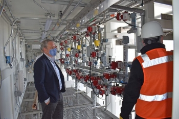 During a visit to the Hanford Site last week, EM Senior Advisor William âIkeâ White, left, got a look inside enclosures for the pretreatment system that will prepare waste from Hanfordâs large underground tanks.