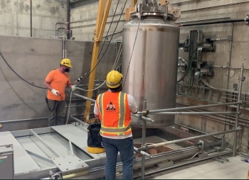 Workers at the Hanford Waste Treatment and Immobilization Plant test the Low-Activity Waste Facilityâs container handling system.