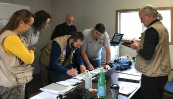 DART Advisor, Bill Beal from the Remote Sensing Lab, discusses DOE/NNSA data product with DART Team Leader, Jonathon Anderson an